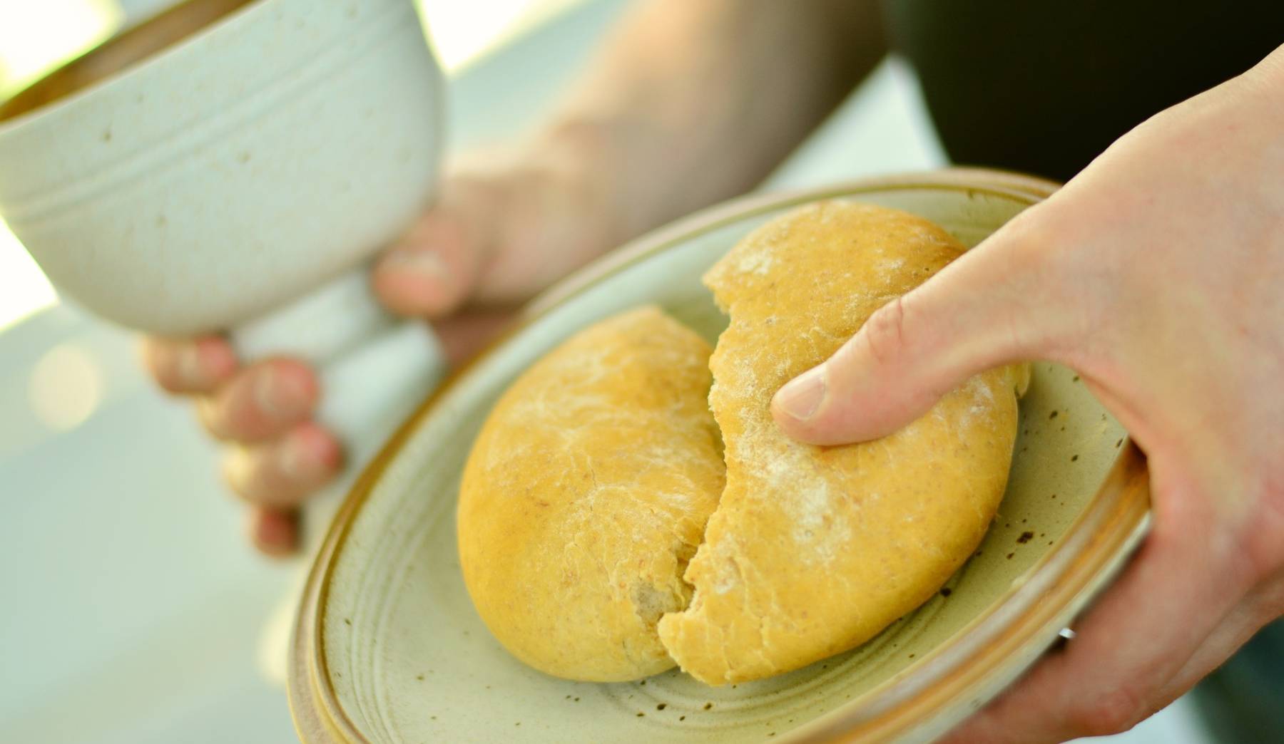 Brot brechen und Liturgie feiern (Foto: concerdesign, pixabay.com)