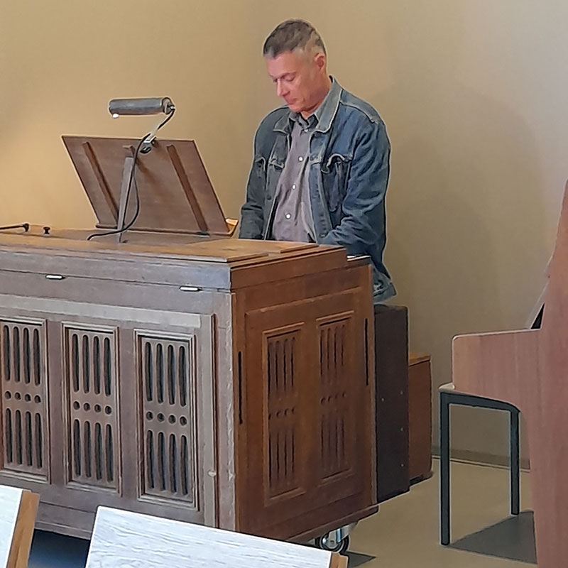 Herr Schmelzer testet die neu gestimmte Orgel (Foto: Strupp)