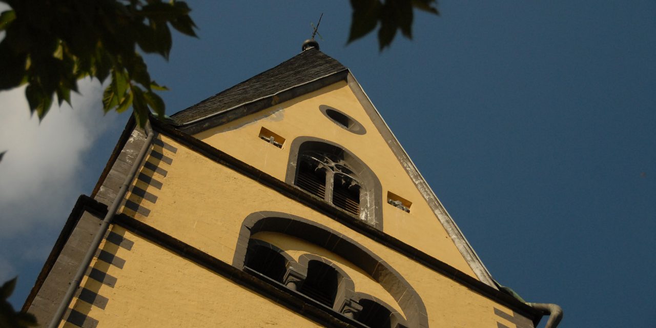 Turm-Umgebung der Pfarrkirche wegen Steinschlaggefahr gesperrt