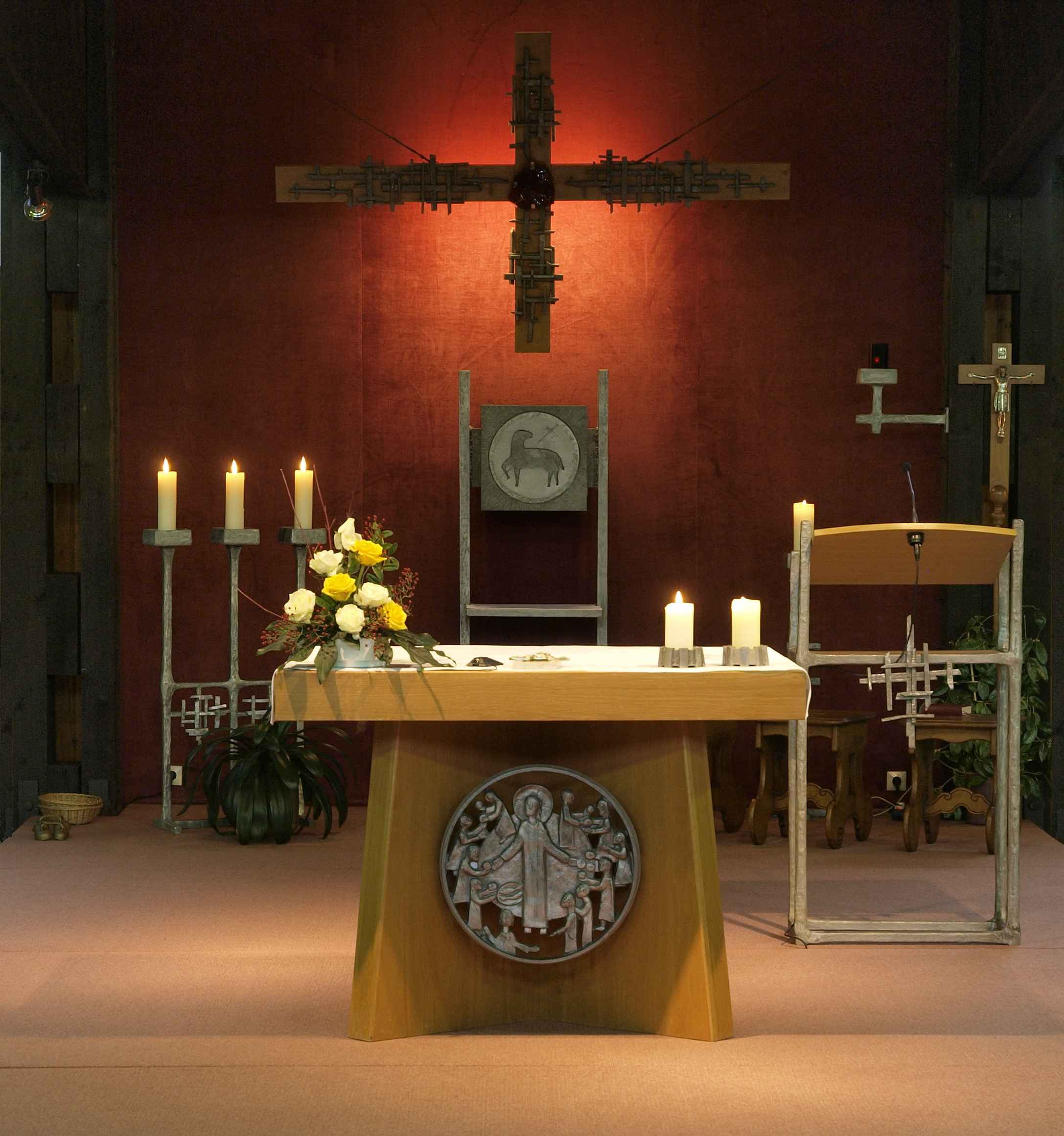 Kreuzkirche Mallendarer Berg, Vallendar - Altar von Johannes Abele (Foto: Benedikt Ohlig)