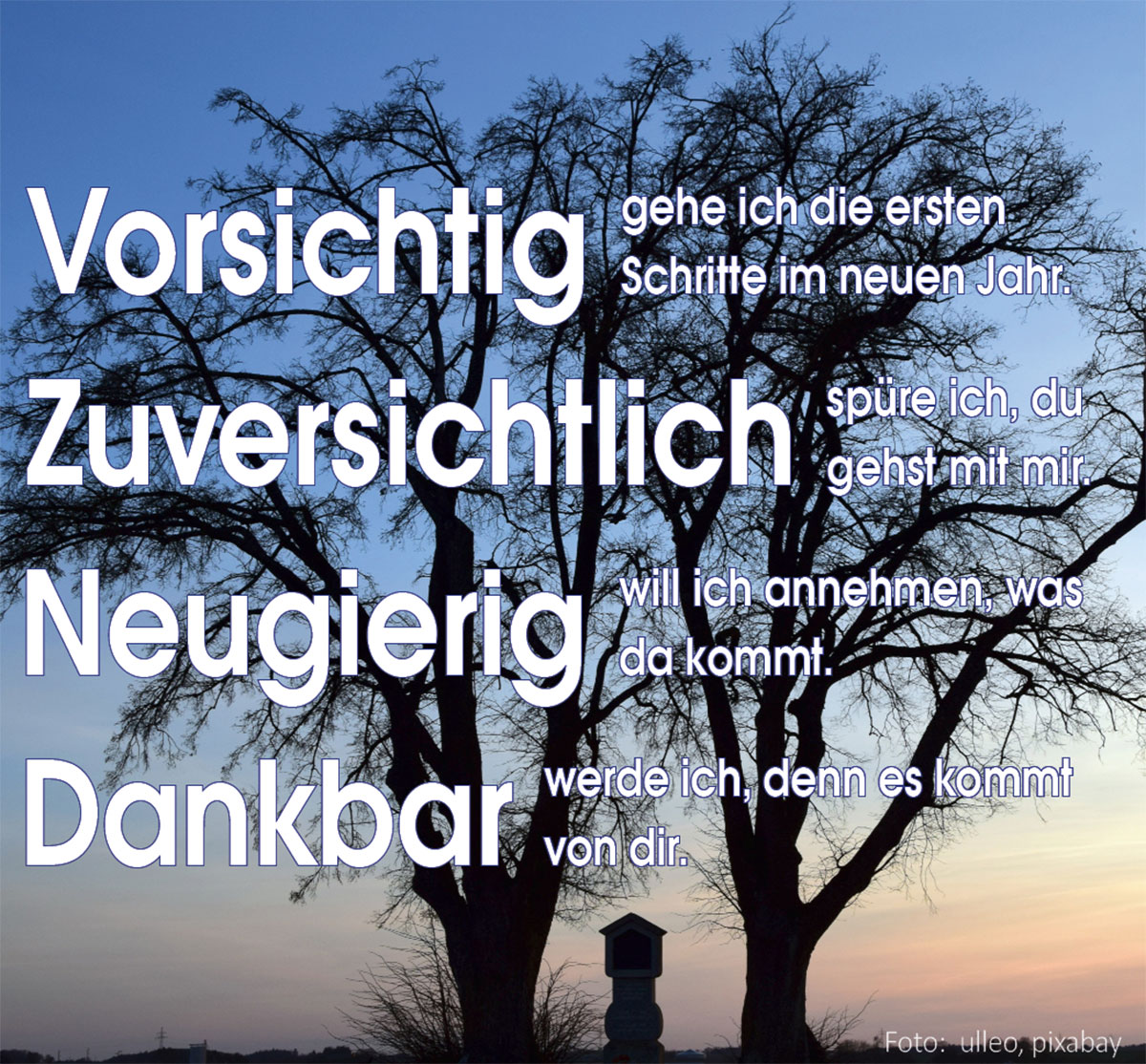 Bäume und Wegkreuz (Foto: ulleo, pixabay)