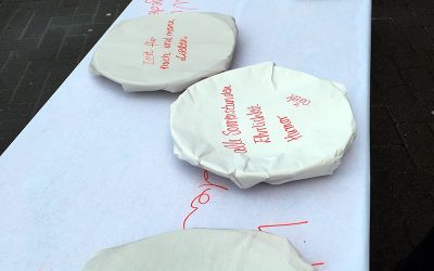 Kunstinstallation „UNBEZAHLBAR“ auf dem Wochenmarkt in Vallendar