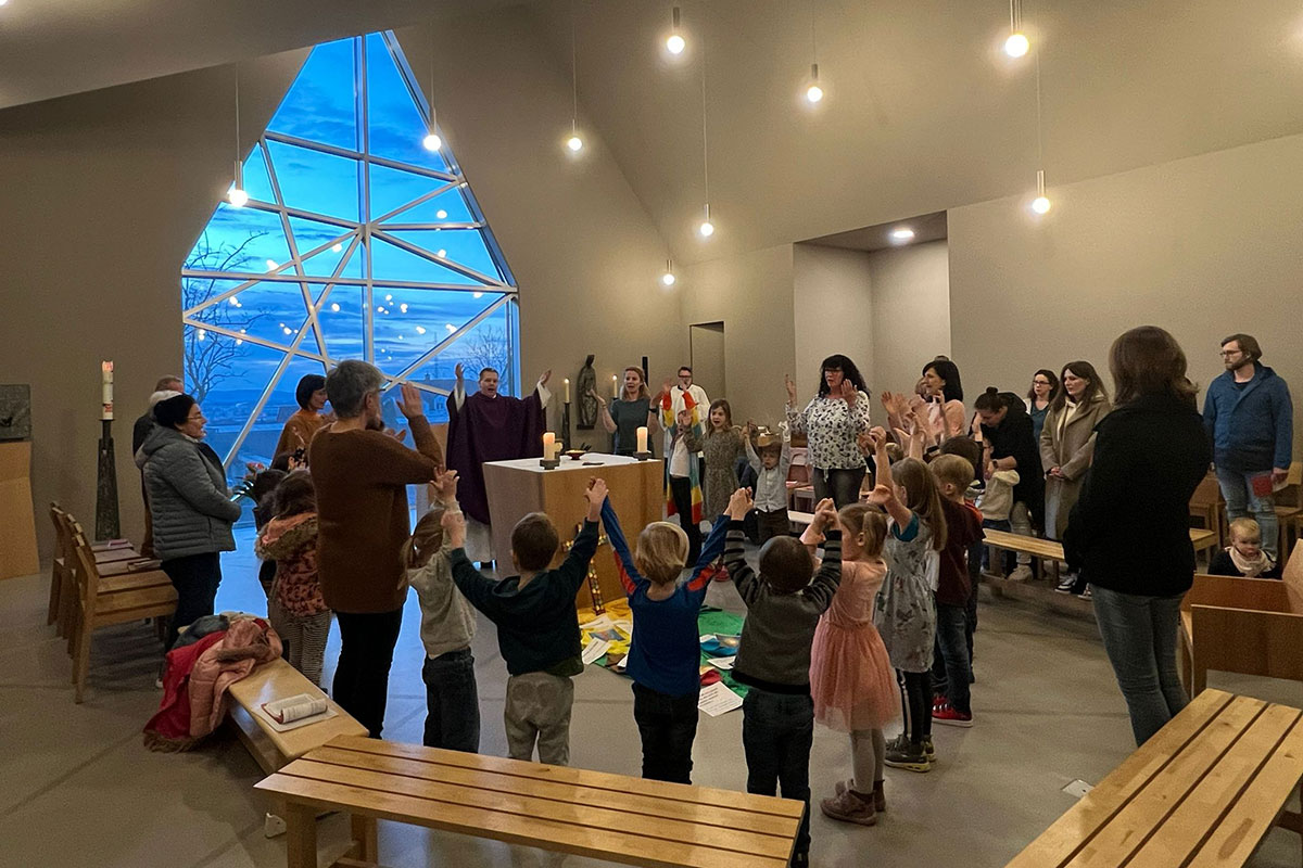 Lebendiger Familiengottesdienst in der neuen Kapelle in Urbar anlässlich der religiösen Woche der katholischen Kitas in Vallendar und Urbar (Foto: Böhm)