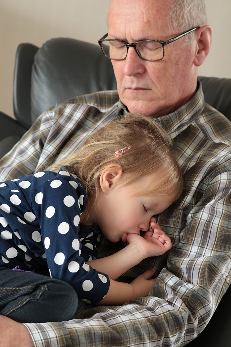 Großvater mit Enkel (Foto: Marjon Besteman, pixabay)