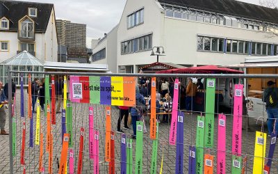 Kunstinstallation „Es ist nie zu spät …“ auf dem Wochenmarkt in Vallendar