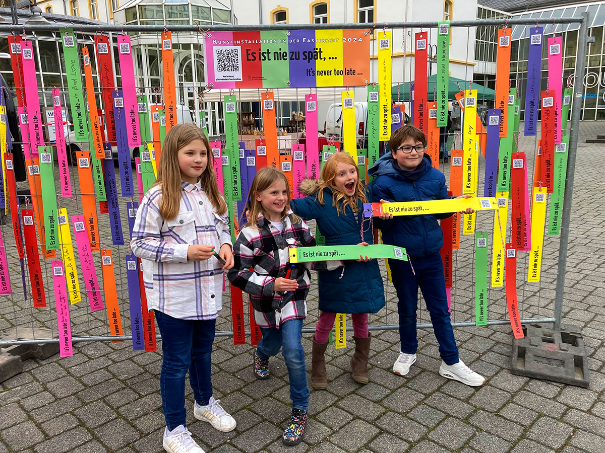 Eine Kommunionkindergruppe aus Niederwert beteiligte sich bei der Kunstinstallation "Es ist nie zu spät ..." auf dem Wochenmarkt in Vallendar (Foto: Brehm)