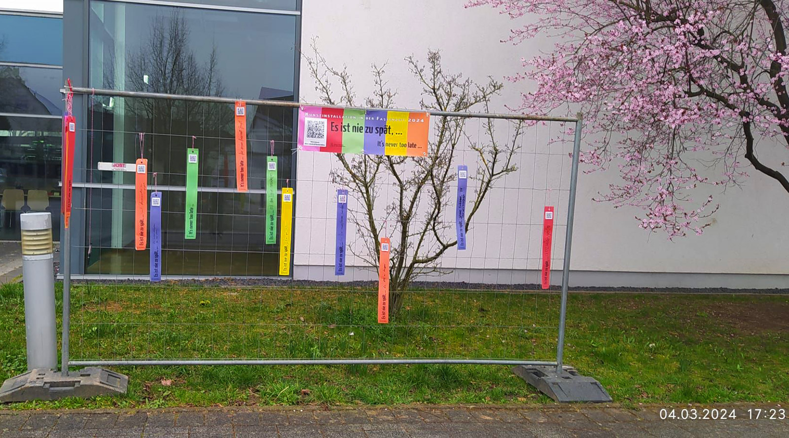 Kunstinstallation "Es ist nie zu spät ...": Die Präsentationswand vor dem Bürgerhaus, Urbar (Foto: Brehm)