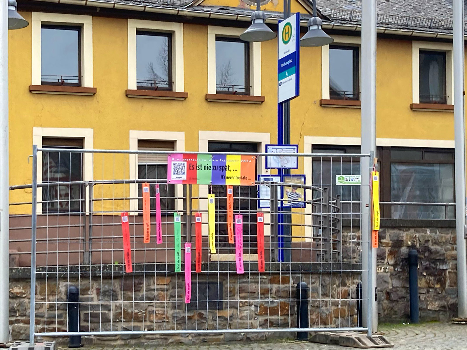Kunstinstallation "Es ist nie zu spät ...": Die Präsentationswand auf dem Rathausplatz, Vallendar (Foto: Brehm)