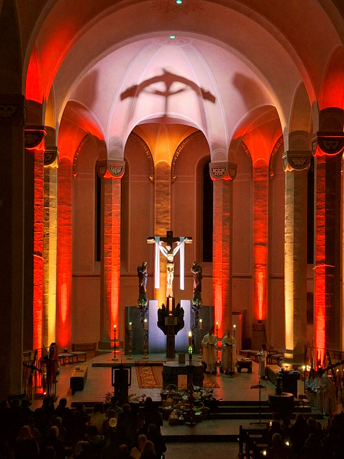 Osternacht in der Pfarrkirche St. Marzellinus und Petrus, Vallendar (Foto: Claudia Schäfer)
