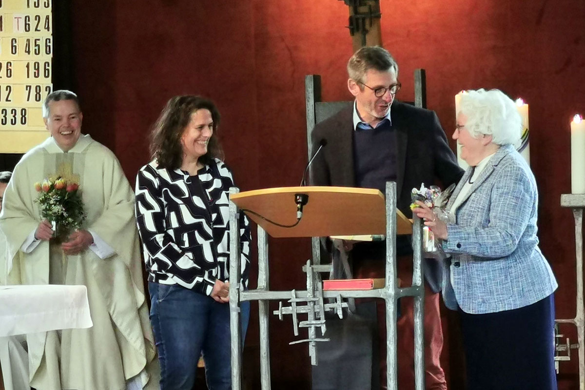 Benedikt Ohlig, Vorsitzender des Fördervereins Kreuzkirche hält eine kurze Laudatio bei der Verabschiedung von Frau Elisabeth Wingender als Küsterin der Kreuzkirche in Vallendar (Foto: Ohlig)