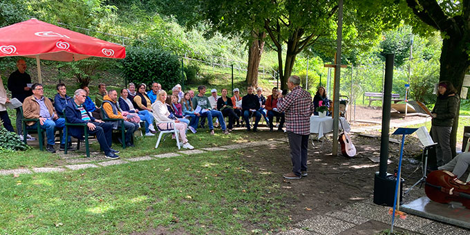 Gottesdienst auf dem Minigolfplatz - Gut 40 Personen nahmen teil (Foto: Ahanda)