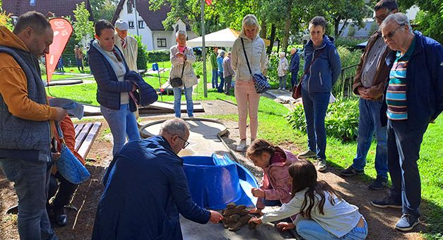 Bahn frei für das Leben – Gottesdienst auf dem Minigolfplatz