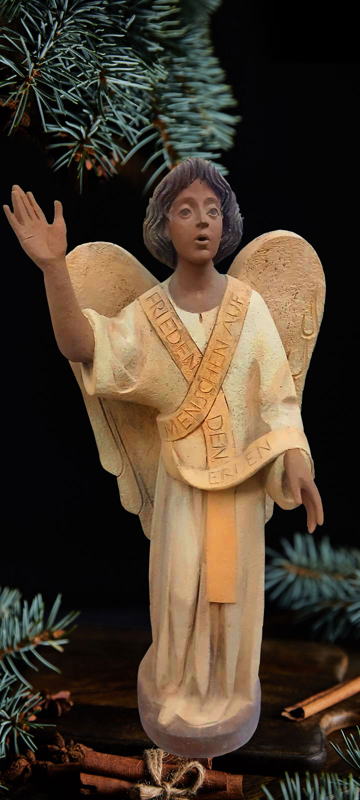 Der Verk&uuml;ndigungsengel der Vallendarer Weihnachtskrippe ist repariert und kann in der Heiligen Nacht sein Amt, den Frieden auf Erden zu verk&uuml;nden, &uuml;bernehmen (Foto: Laskewicz)
