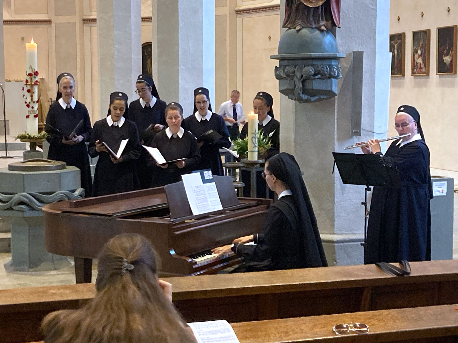 2Ein Chor der Schönstätter Marienschwestern gestaltet den Gottesdienst unter der Leitung von Schwester M. Tabea Platzer musikalisch mit. (Foto Brehm)