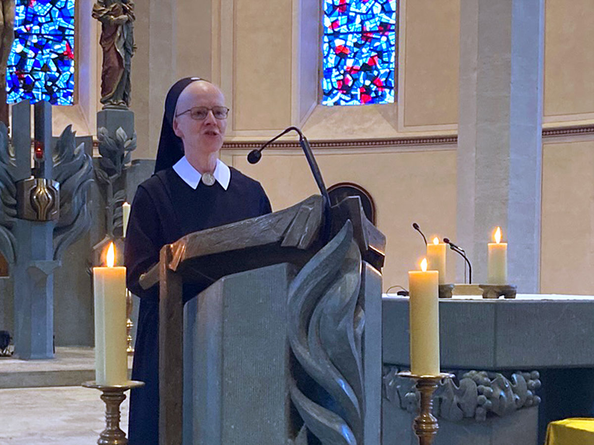 Schwester Andra-Maria Lingscheid, Mitglied der Internationalen Leitung der Schönstätter Marienschwestern, bringt in einem Grußwort zu Beginn des Gottesdienstes die Verbundenheit der Gemeinschaft mit Vallendar und der Pfarrei St. Maria Magdalena zum Ausdruck. (Foto Brehm)