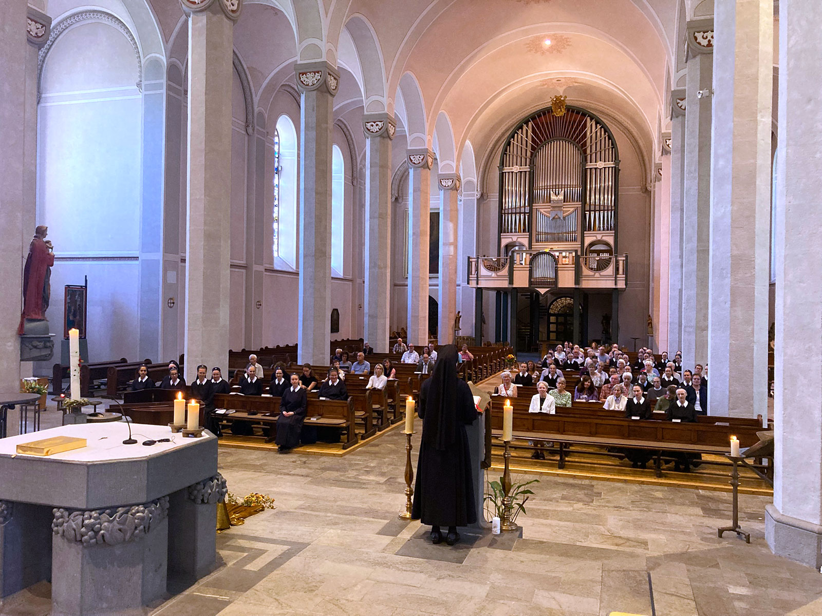 Zu diesem Sonntagvorabendgottesdienst war die Pfarrkirche St. Marzellinus und Petrus mit vielen Marienschwestern, Gemeindemitgliedern und Gästen besetzt. (Foto: Brehm)