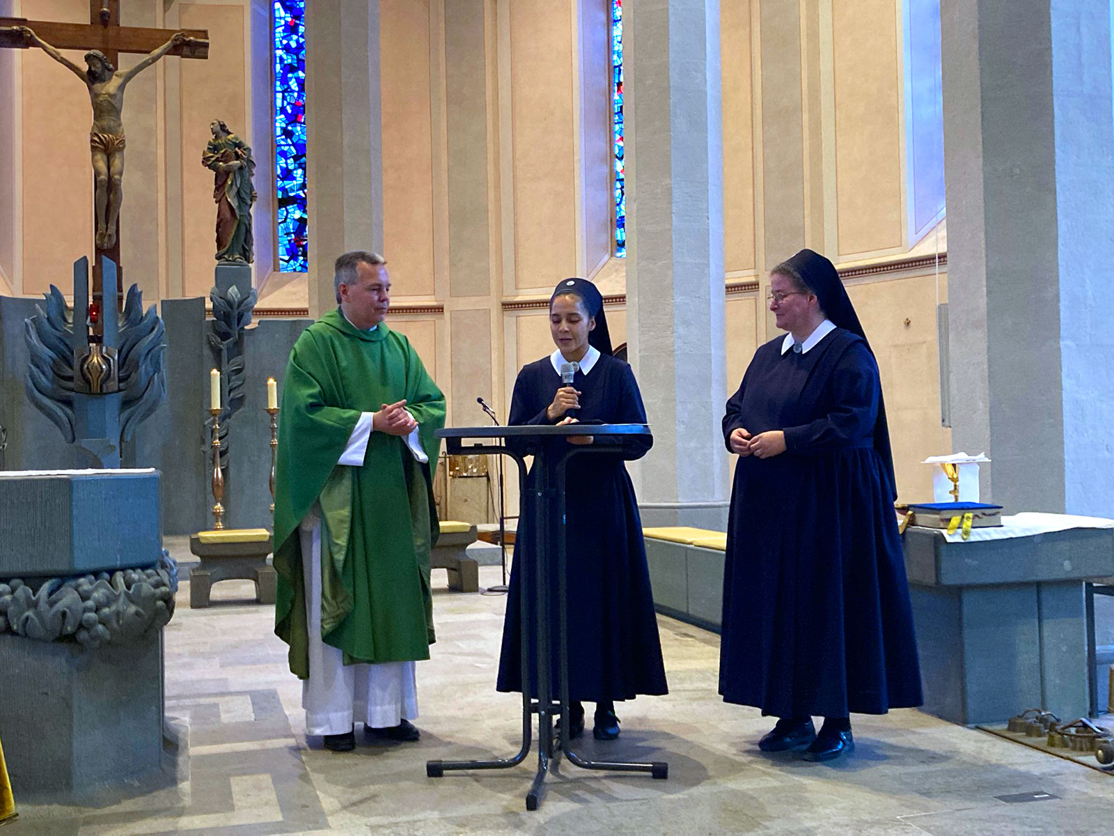 Pfarrer Martin Laskewicz legte zusammen mit Schwester M. Rafaela aus Mexico und Schwester M. Janika ein einer Dialogpredigt mit beeindruckenden Zeugnissen der Schwestern das Tagesevangelium aus. (Foto: Brehm)